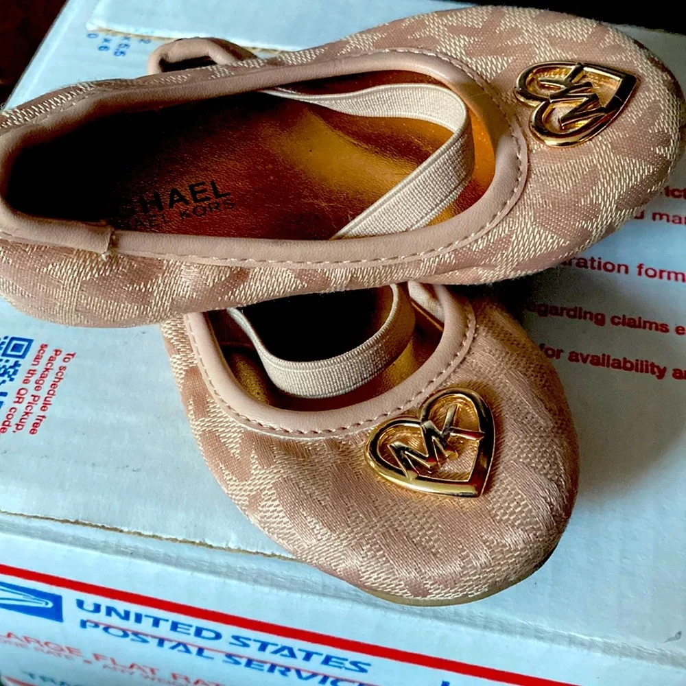 Michael Kors Size 6 Girls Flats - Picture 2 of 3